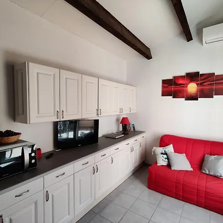 Mezzanine Climatise - Pinede - A Pied Sous Les Pins אגדה